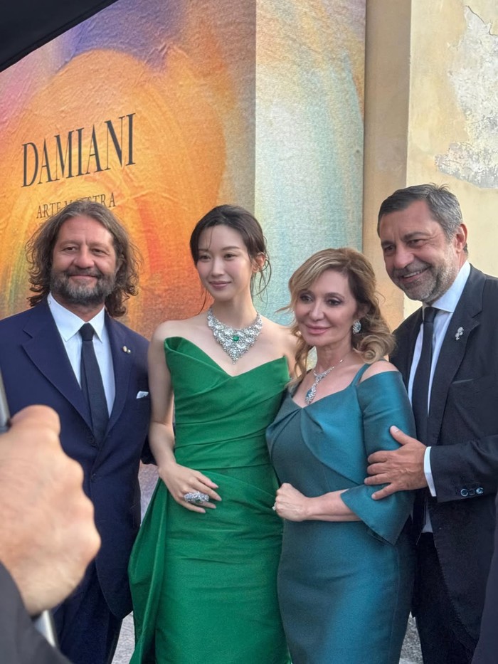 Dalam kehadirannya, Moon Ga Young menjalin hubungan positif dengan para petinggi brand DAMIANI diantaranya adalah Guido Grassi Damiani, Silvia Grassi Damiani, dan Giorgio Grassi Damiani./ Foto: instagram.com/m_kayoung