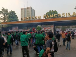 Mahasiswa Juga Gelar Demonstrasi di Pintu Belakang DPR