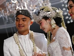 Padukan Adat Jawa dan Sunda, 7 Momen Pernikahan Ernando Ari dan Devani Audri