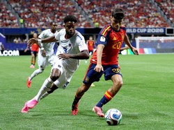 ATLANTA, GEORGIA - JUNE 15: Pedri #20 of Spain controls the ball under pressure from Diney Borges #3 of Cabo Verde during the FIFA World Cup 2026 Group H match between Spain and Cabo Verde at Atlanta Stadium on June 15, 2026 in Atlanta, Georgia.   Fl