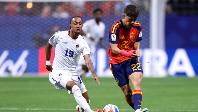 ATLANTA, GEORGIA - JUNE 15: Pau Cubarsi #22 of Spain passes the ball under pressure from Dailon Livramento #19 of Cabo Verde during the FIFA World Cup 2026 Group H match between Spain and Cabo Verde at Atlanta Stadium on June 15, 2026 in Atlanta, Geo