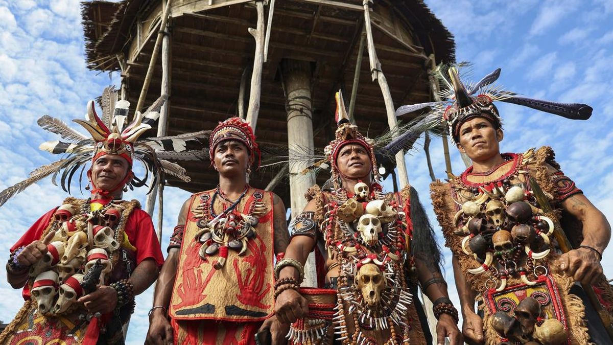 Suku Dayak Pedalaman Dapat Privilege: Pendek dan Bertato Bisa Masuk TNI