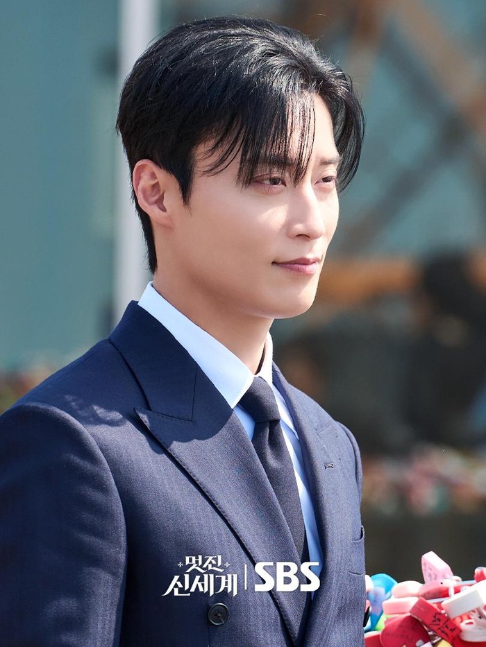 Heo Nam Jun berperan sebagai Cha Se Gye di My Royal Nemesis, seorang CEO arogan yang dikenal sebagai monster kapitalis.