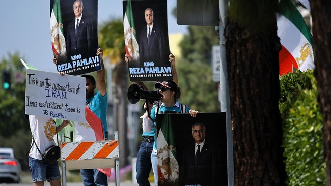 Hotel Timnas Iran Diteror Pendemo Anti-republik Islam