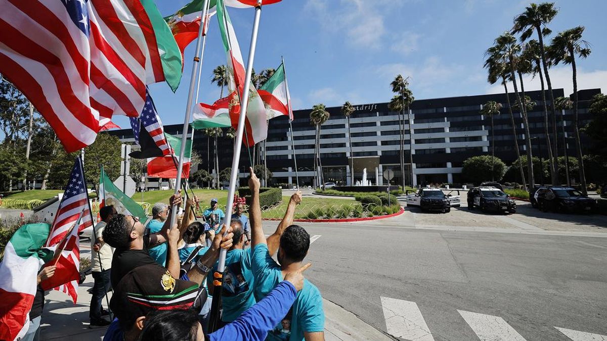 FOTO: Hotel Timnas Iran Diteror Pendemo Anti-Republik Islam