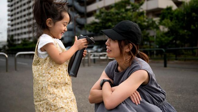 Pendapat Psikolog Tentang Saran Jangan Berbicara dengan Orang Asing pada Anak
