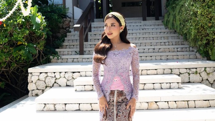 Kebaya Jennifer Coppen saat prosesi siraman.