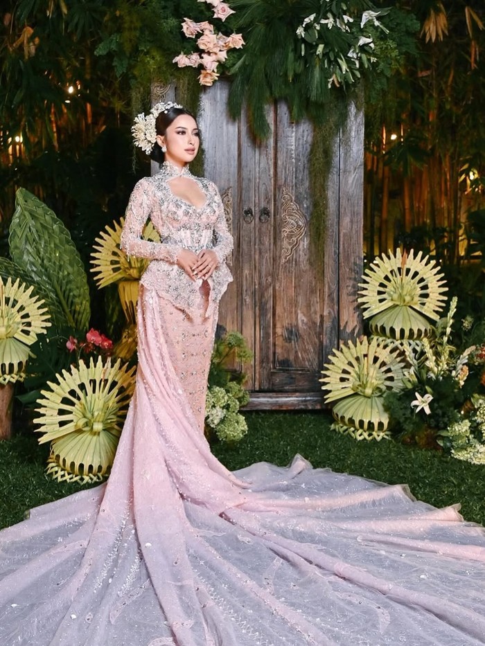 Busana pengantin Jennifer Coppen untuk resepsi pernikahan