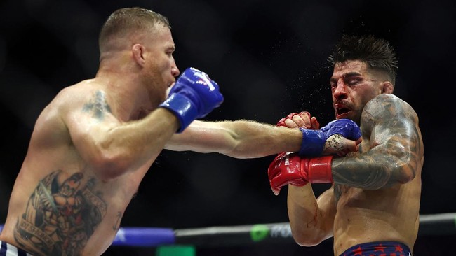 Justin Gaethje vs Ilia Topuria