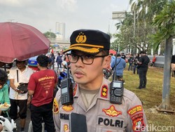 Polisi Terluka Saat Halau Massa Demo Bakar Ban di DPR