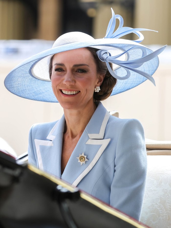 Kate Middleton tampil anggun dengan coat-dress biru muda beraksen putih dan topi lebar senada. Pilihan busananya juga disebut sebagai penghormatan manis untuk Putri Diana/Foto: instagram.com/princeandprincessofwales