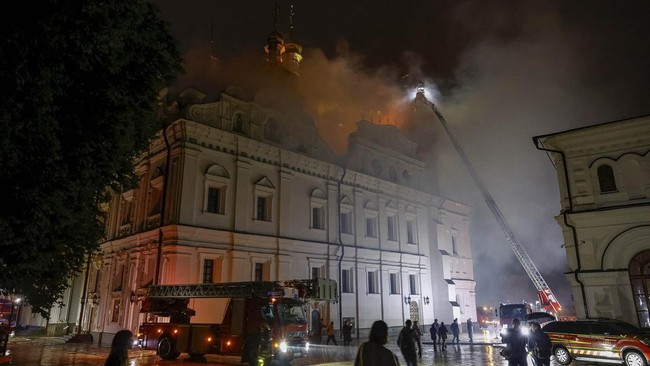 Firefighters work to extinguish a fire at the Dormition Cathedral of the Kyiv Pechersk Lavra, which was hit during Russian missile and drone strikes, amid Russia's attack on Ukraine, in Kyiv, Ukraine June 15, 2026. REUTERS/Valentyn Ogirenko