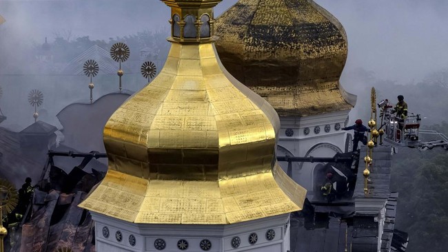 Emergency workers extinguish a fire on the roof of the Dormition Cathedral of the Kyiv Pechersk Lavra, after it was hit during Russian missile and drone strikes, amid Russia's attack on Ukraine, in Kyiv, Ukraine June 15, 2026.  REUTERS/Thomas Peter