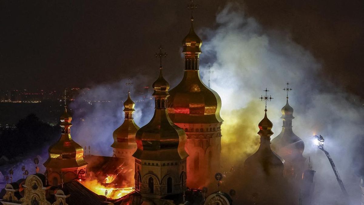 FOTO: Katedral Tertua Selamat dari Nazi Kini Hangus Oleh Rudal Rusia
