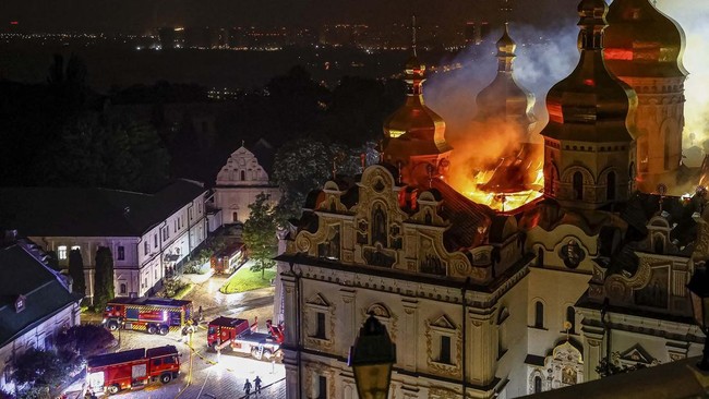 Firefighters work to extinguish a fire at the Dormition Cathedral of the Kyiv Pechersk Lavra, which was hit during Russian missile and drone strikes, amid Russia's attack on Ukraine, in Kyiv, Ukraine June 15, 2026. REUTERS/Valentyn Ogirenko