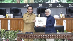 Menteri Dalam Negeri (Mendagri) Muhammad Tito Karnavian bersama Kepala Badan Pusat Statistik (BPS) Amalia Adininggar Widyasanti menandatangani Surat Edaran Bersama (SEB) di Gedung Sasana Bhakti Praja (SBP) Kantor Kementerian Dalam Negeri (Kemendagri)