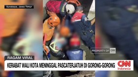 Kerabat Wali Kota Surabaya meninggal dunia akibat terjatuh ke gorong-gorong.

Menurut suami korban, dirinya dan sang istri terjatuh karena minimnya penerangan jalan di lokasi kejadian.
