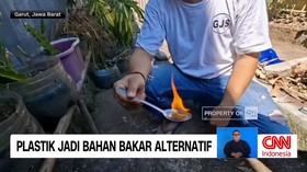 Sekelompok pemuda di Garut, Jawa Barat, berhasil menciptakan inovasi untuk mengatasi sampah plastik.

Sampah tersebut mereka olah menjadi bahan bakar yang sifatnya menyerupai minyak tanah. Pada uji coba awal, cairan hasil penyulingan terbukti dapat