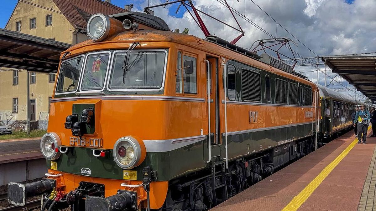 FOTO: Kereta Retro Polandia, Ajak Penumpang Nostalgia Era 80-an