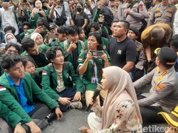 Ketua DPRD Sumut Temui Mahasiswa, Janji Kawal Tuntunan ke Pemerintah Pusat