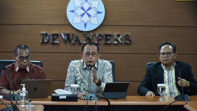 Wakil Ketua Dewan Pers Totok Suryanto (tengah)  bersama Ketua Dewan Pers Komaruddin Hidayat (kanan)  dan Ketua Komisi Digital dan Sustainability Dewan Pers Dahlan Dahi (kiri) memaparkan pencapaian kinerja semester pertama 2026 di Gedung Dewan Pers, J