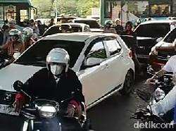 Demo Tutup Jalan di Fly Over Makassar, Jalan Urip Sumoharjo Macet Parah Sore Ini