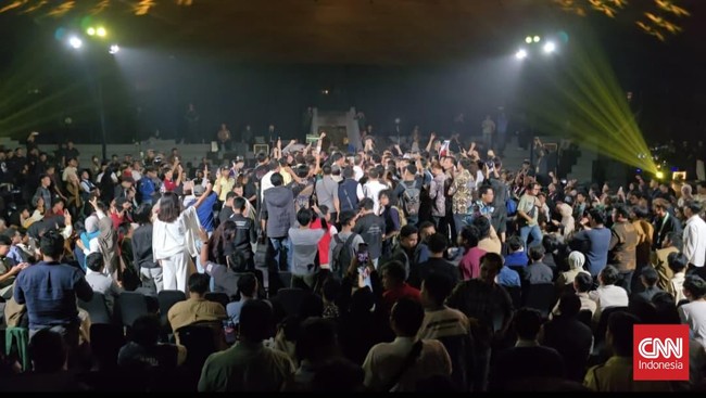 Acara diskusi yang diselenggarakan di Joglo GIK UGM, Sleman, DIY dan menghadirkan sejumlah pejabat negara ricuh usai digeruduk ratusan mahasiswa, Senin (16/6) malam.