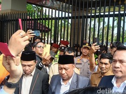 BEM Nusantara Geruduk DPRD Sumsel dan Beri Kartu Merah ke Pemerintah