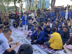 Orasi Di Depan Anggota DPRD Kalsel, Mahasiswi Resah Soal Kemiskinan