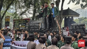 Ratusan mahasiswa dari Universitas Sumatera Utara menggelar aksi unjuk rasa di depan DPRD Sumatera Utara, Senin (15/6/2026).