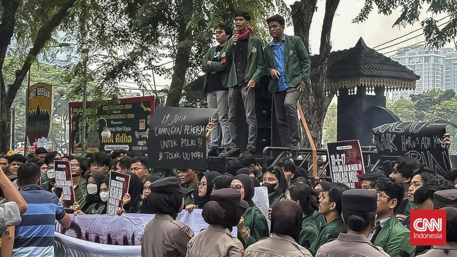 Ratusan mahasiswa dari Universitas Sumatera Utara menggelar aksi unjuk rasa di depan DPRD Sumatera Utara, Senin (15/6/2026).