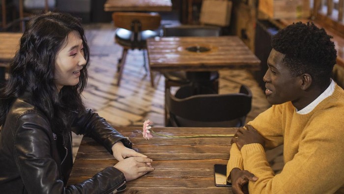 Orang yang pura-pura humble memberikan masukan tapi tidak mendengarkan secara aktif.