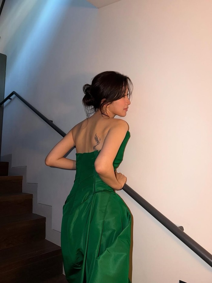 Mengenakan strapless dress yang mengekspos bahu dan punggung dari proporsi tubuh ramping, perhatian publik turut tertuju pada ukiran tato di punggung Moon Ga Young yang estetik, Beauties./ Foto: instagram.com/m_kayoung