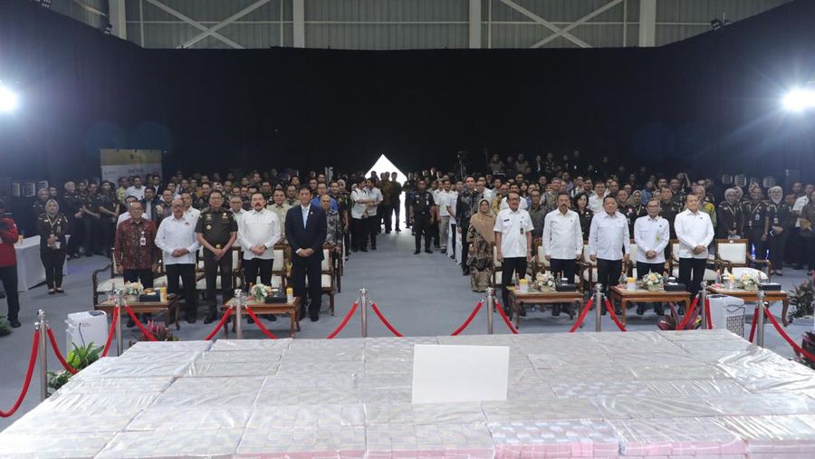 Menkeu menerima PNBP Rp1,02 triliun hasil pemulihan aset negara dari BPA Kejaksaan Agung nan diserahkan Jaksa Agung ST Burhanuddin dalam aktivitas BPA Fair 2026 di Kantor BPA Kejaksaan Agung, Jakarta Selatan, Senin (15/6/2026).