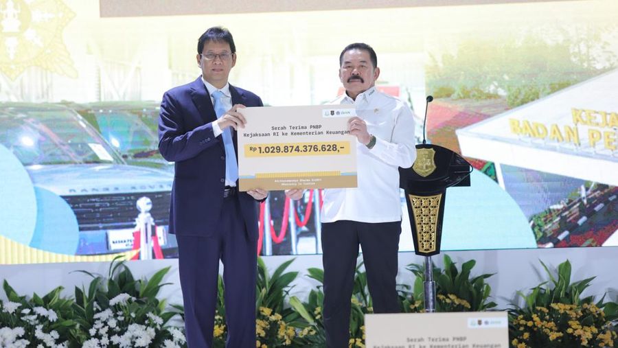 Menkeu menerima PNBP Rp1,02 triliun hasil pemulihan aset negara dari BPA Kejaksaan Agung nan diserahkan Jaksa Agung ST Burhanuddin dalam aktivitas BPA Fair 2026 di Kantor BPA Kejaksaan Agung, Jakarta Selatan, Senin (15/6/2026). (Dok. Kejaksaan Agung)