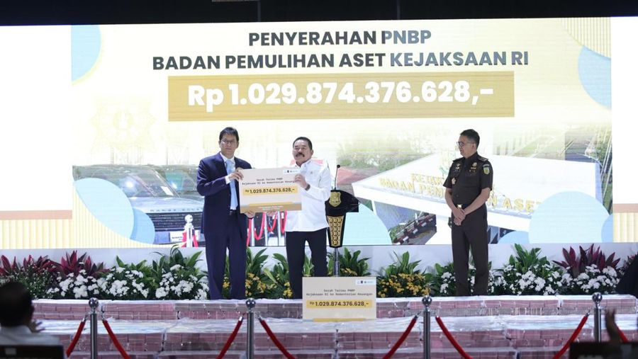 Menkeu menerima PNBP Rp1,02 triliun hasil pemulihan aset negara dari BPA Kejaksaan Agung nan diserahkan Jaksa Agung ST Burhanuddin dalam aktivitas BPA Fair 2026 di Kantor BPA Kejaksaan Agung, Jakarta Selatan, Senin (15/6/2026).