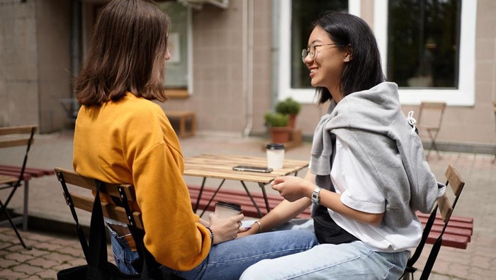 Orang yang berpura-pura humble minta maaf hanya untuk menjaga citra. Mereka akan berusaha memberi alasan kalau perilakunya di luar normal.