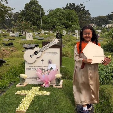Momen Haru Gewa ke Makam Glenn Fredly di Hari Kelulusan TK