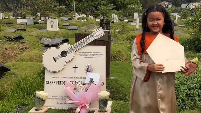 Momen Haru Gewa ke Makam Glenn Fredly di Hari Kelulusan TK