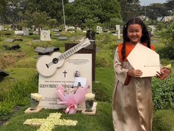 Momen Haru Gewa ke Makam Glenn Fredly di Hari Kelulusan TK