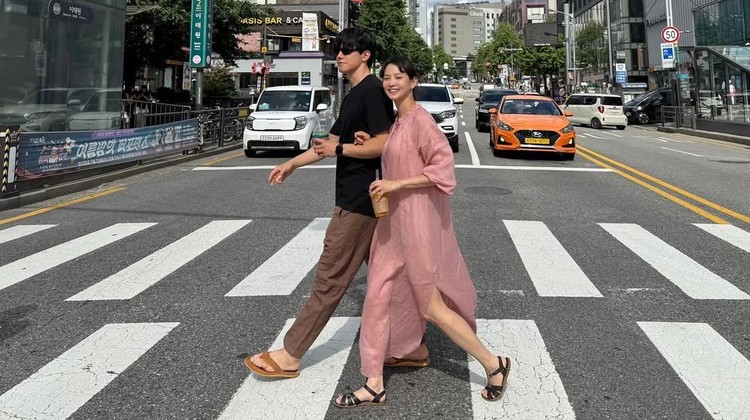 Momen kebersamaan Kim Mu Yeol bersama sang istri Yoon Seung Ah dan anak mereka&period;