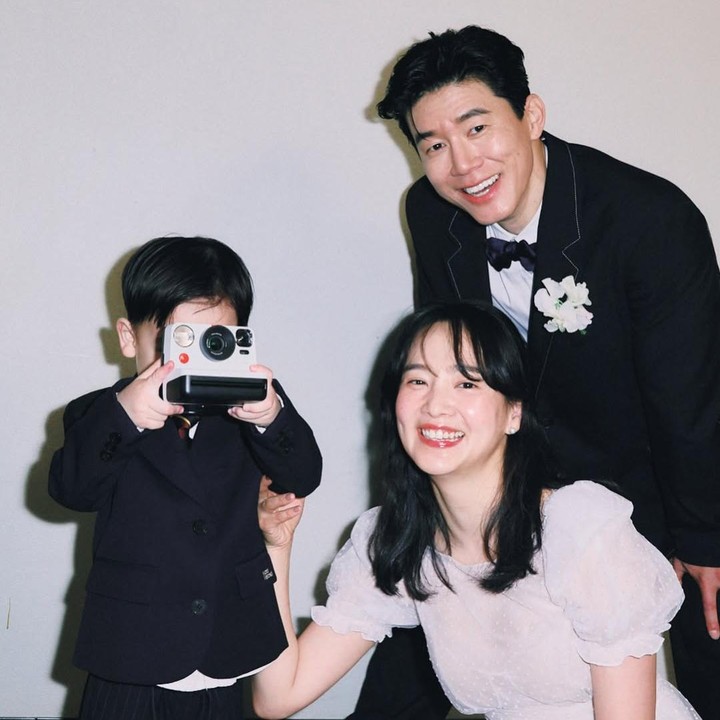 <p>Kim Mu Yeol menikahi Yoon Seung Ah pada 2015. Kebahagiaan mereka semakin bertambah dengan kelahiran anak pertama pada 2023. Berbeda dari sejumlah pasangan selebritas lainnya, keduanya cukup terbuka membagikan momen kebersamaan di media sosial, meski tetap menjaga privasi sang putra dengan tidak memperlihatkan wajahnya kepada publik.&nbsp;(Foto: dok. Instagram @doflwl)</p>