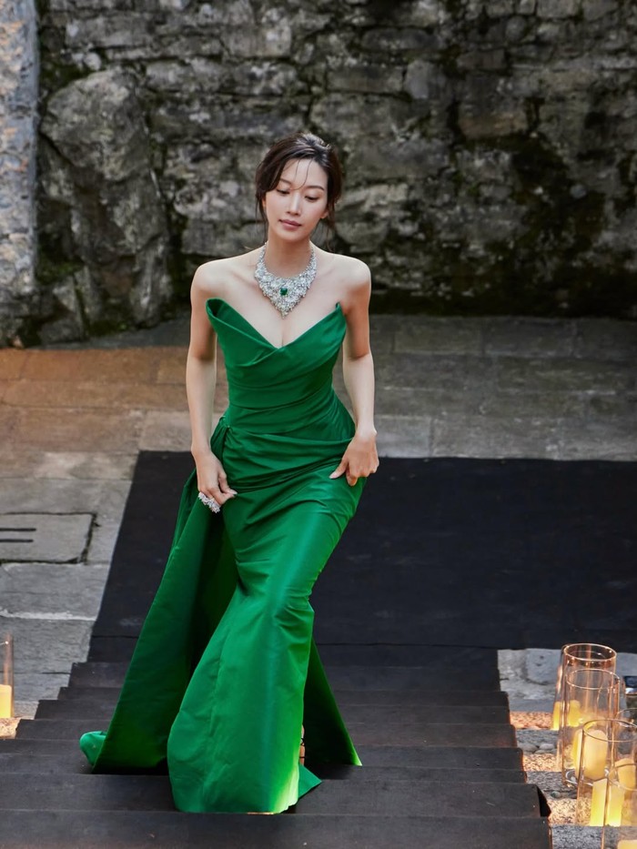 Moon Ga Young belum lama ini kembali mengesankan publik melalui penampilan terbarunya dalam balutan gaun hijau zamrud mewah di event Arte Maestra High Jewelry yang diadakan oleh brand DAMIANI pada (13/6) di Milan, Italia./ Foto: instagram.com/m_kayoung