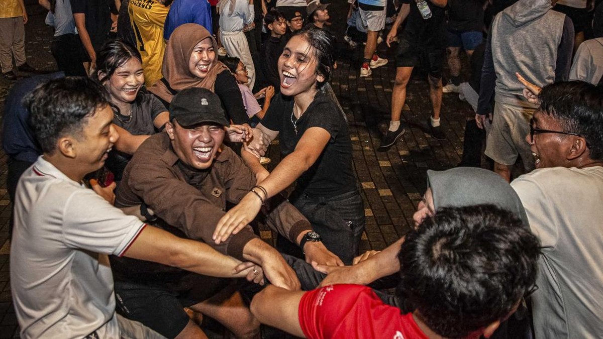 Sebuah komunitas di Jakarta mengajak para pekerja untuk melepas stres dan penat dengan permainan yang populer di masa kecil.