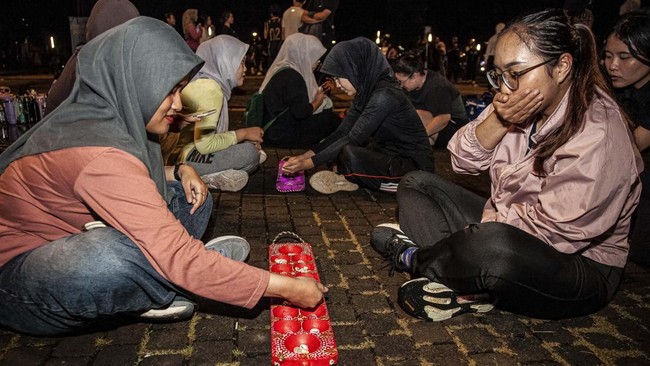 Sebuah komunitas di Jakarta mengajak para pekerja untuk melepas stres dan penat dengan permainan yang populer di masa kecil.