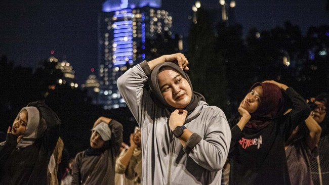 Sebuah komunitas di Jakarta mengajak para pekerja untuk melepas stres dan penat dengan permainan yang populer di masa kecil.