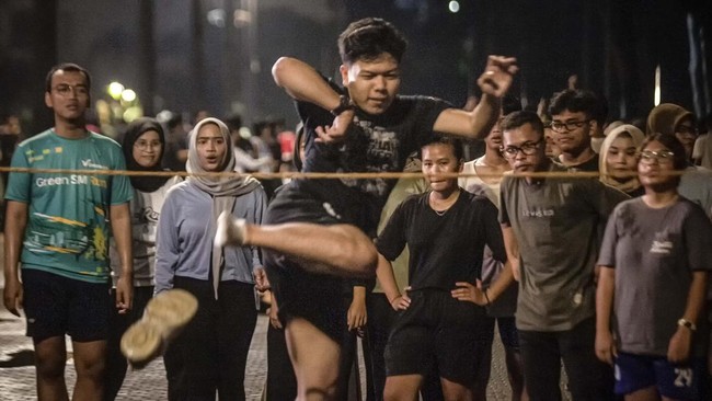 Sebuah komunitas di Jakarta mengajak para pekerja untuk melepas stres dan penat dengan permainan yang populer di masa kecil.