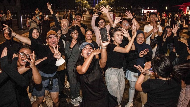 Sebuah komunitas di Jakarta mengajak para pekerja untuk melepas stres dan penat dengan permainan yang populer di masa kecil.