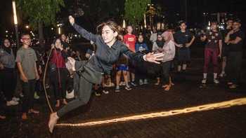 Sebuah komunitas di Jakarta mengajak para pekerja untuk melepas stres dan penat dengan permainan yang populer di masa kecil.