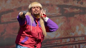 Penyanyi Life Goes On Oliver Tree meninggal dunia akibat kecelakaan helikopter di Brasil pada Minggu (14/6). (AFP/Suzanne Cordeiro)